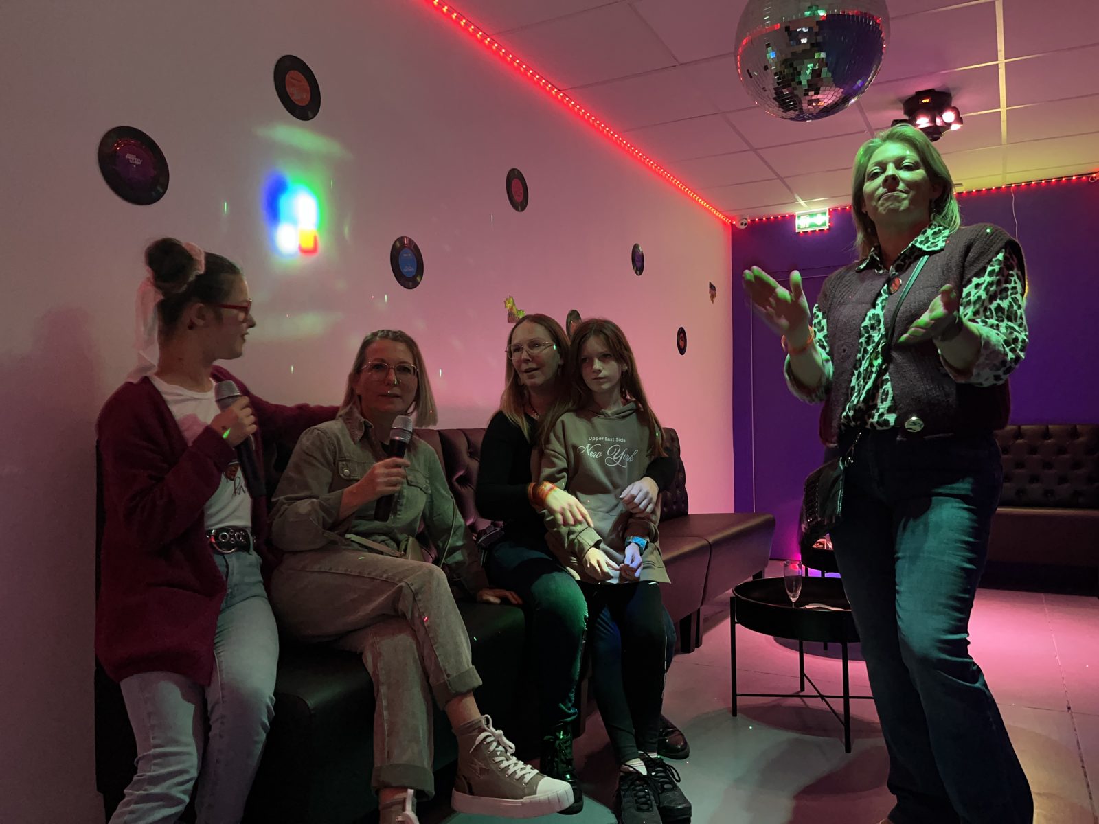 L'ambiance boule à facettes de la salle Disco chez Team Square